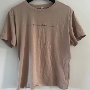 Beige T-shirt - Min lillebror har blivit 195 så vuxit ur en del kläder som jag nu säljer åt honom🤝 Vill ni ha bilder på hur kläderna sitter på så är det bara att skriva så löser vi☀️☀️