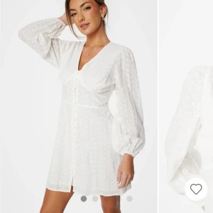 Bree dress bubbelroom  - Säljer denna superfina klänningen från Bubbelroom. Den är helt ny och prislappen är kvar. Säljer den då jag hittat en annan studentklänning. (Skriv privat för fler bilder, eller frågor)  Köpt för 800 kr  Nypris: 700 kr  (Priset kan diskuteras) 