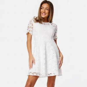 Studentklänning  - Helt oanvänd studentklänning med lappen kvar. Köpt för 999 kr. Pris kan diskuteras💞