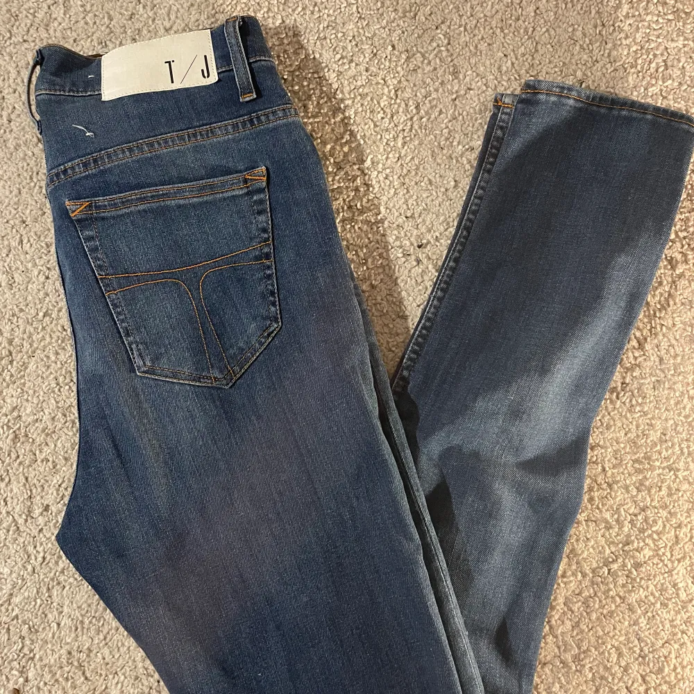 Säljer dessa sjukt snygga ”tiger of Sweden” jeans dessa ligger på nypris 1500. Jeansen har passformen ”slim”.. Jeans & Byxor.