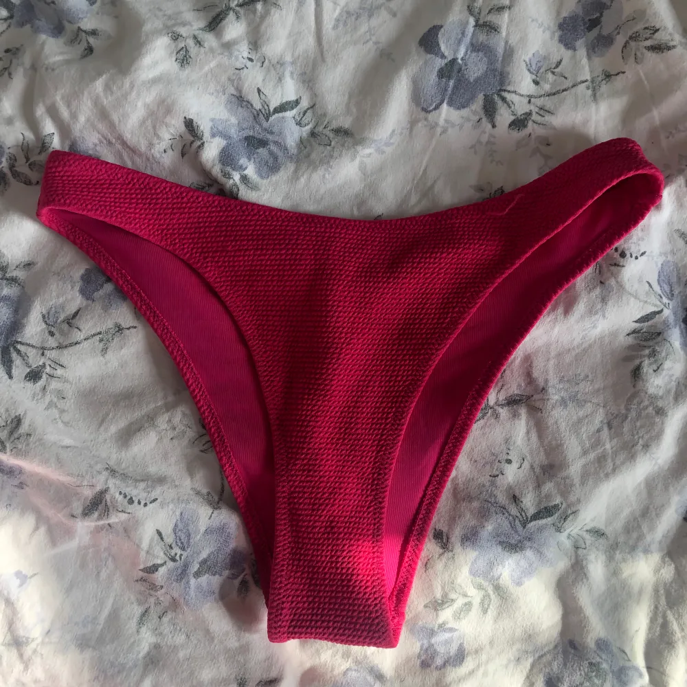 Jättesnygg rosa bikini i storlek XS, endast använd 1 sommar. I bikiniöverdelelen så finns det band så att man kan knyta de det där fram eller ta det ett varv till och göra en Knut därbak. Kontakta gärna om du undrar något❤️. Sport & träning.
