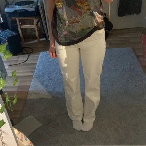 Vit/beige jeans - Ett par high waist jeans som är en blandning av vit och beige. Sitter väldigt tajt överallt och är därför för små för mig☺️