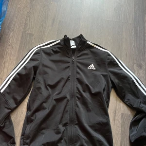 Adidas tröja - Svart adidas zip tröja utan luva. Storlek 164. Inte så använd, fint skick.  Skriv för mer info eller bilder!💕