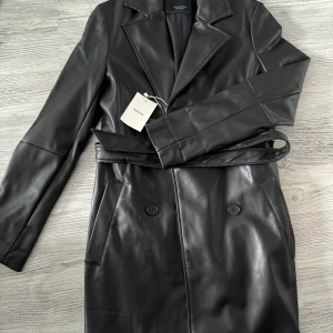 Bershka läderimitationen kappa - Oanvänd. 
