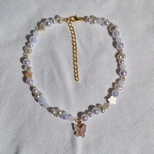 Fjärilshalsband - °☆○°•○☆ Pärlhalsband gjord av  tarnish resistant (missfärgas inte) metalltråd. Undvik kontakt med vatten.  Längd: Ca 32-40cm