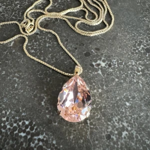 Caroline Swedbom Halsband  - Säljer ett halsband som är i fint skick. Sparsamt använd. Kedjan är den längre varianten 