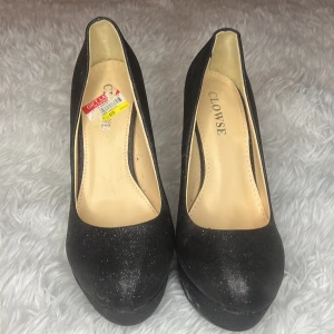 Svarta/glittriga klackar - Svarta och glittriga klackar