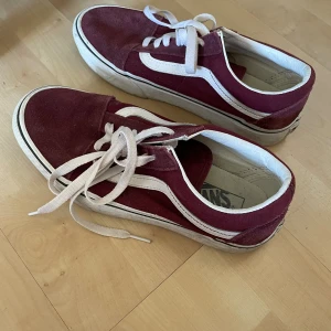 Vans - Säljer dessa Vinröda vans med lite högre sula, inte mycket används