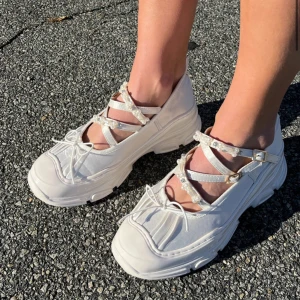 Balet Sneakers - Världens finaste balett sneakers fron Double Standard Nyc, som tyvärr är för stora för mig. Helt nya och oanvända, har liksom bara packat upp dem. Nyrpis: 1500kr. Jättefina coquette vibes skor till sommaren eller när som helst. Skickas eller hämtas!