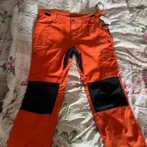 Friluftsbyxor  - Helt nya orange Friluftsbyxor med prislapp kvar