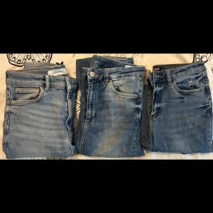 Jeans - strl 28, H&M i strl 28 och Missguided i eu strl 38. Modellen på de är midwaist ripped jeans, jätte snygga och sköna på! Är du intresserad skickar jag självklart bättre bilder, så tveka inte på att skriva💓 