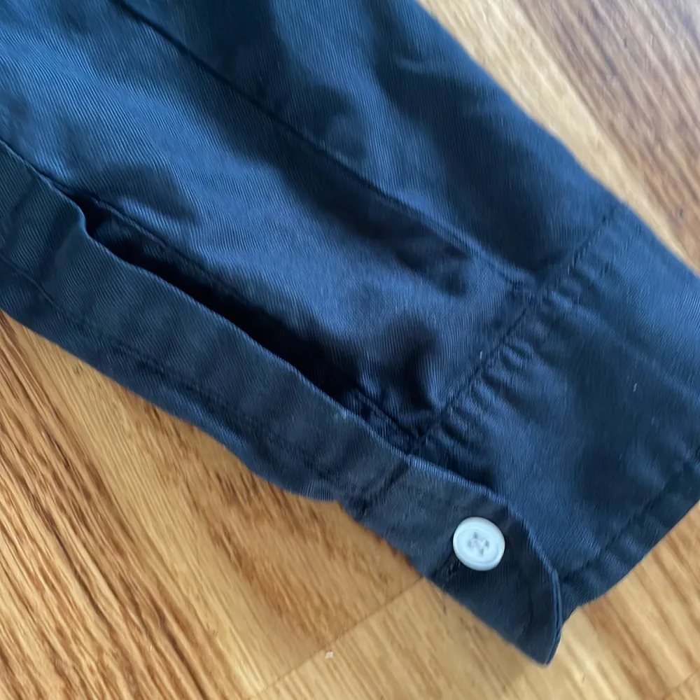 En svart ralph lauren skjorta riktig snygg den är i storlek xs ganska liten i storleken inga defekter skick är 7,5/10 dma för mått på den eller frågor nypris är runt 1995. Skjortor.