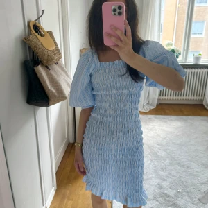 Blå/vit randig klänning - Säljer min blå/vit randiga klänning från A-View i storlek 34, i nyskick med prislapp kvar🩵🤍Nypris 900kr