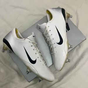 Nike Mercurial - Nike mercurial vapor 3 SG white/platinum ”R9 skor”🇧🇷, skick- 9.3/10 (otroligt bra skick för ett par som är cirka 18 år gamla)