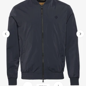 Morris bomberjacka  - Riktigt fet bomberjacka från Morris i storlek SMALL Den är inte så varm så den är perfekt till sommaren. Skick 9/10 Inga skador på jackan NYPRIS: 3000kr  Mitt pris: 999 Kan diskutera Köparen betalar frakt🤝🏽 Hör av dig vid frågor eller funderingar ☀️🤝🏽