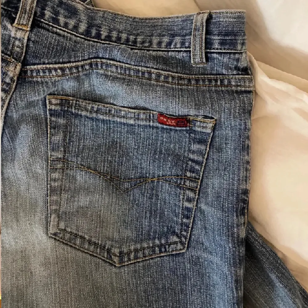 Hej! Säljer dessa jeans för dem kommer inte till användning längre, fråga jätte gärna om mått osv💗 (Lånade bilder, tryck ej på ”köp nu” för säljer på andra appar också!💗). Jeans & Byxor.