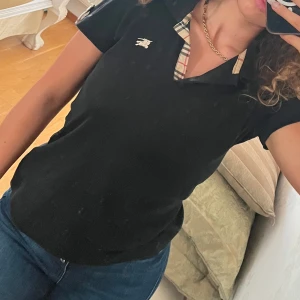 Burberry t-shirt  - Äkta Burberry t-shirt. Sparsamt använd. 