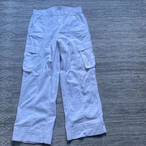 Vit cargo byxa - Vit cargo byxa. Inga fläckar osv. Väldigt lite använd. Strl 38. Og pris 200+ frakt säljs för 170 plus eventuell gratis frakt. Tror att den här vita modellen inte finns längre