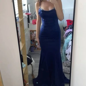 Balklänning/ festklänning  - Marinblå väldigt fin klänning, sitter perfekt och formar verkligen kroppen på ett jätte fint sett. Materialet är väldigt bra. Jag som är 163 är klänningen lite för lång för mig, annars hade jag behållt den då den är helt oanvänd! 😍(bilden är it min)