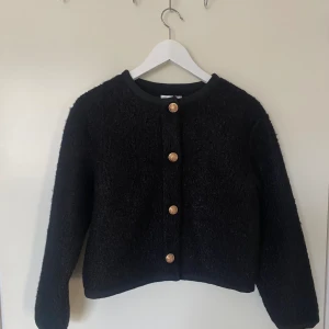 Kort pilejacka med guldknappar - Aldrig använd, prislapp kvar. Säljer då jag inte fått användning av den. Barn storlek men passar dom storlek S. köpt för 299kr
