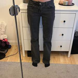 Lågmidjade gråa jeans från H&M. Storlek 36. Midjemått 39, innebenslängd 80🥰 Flare i modellen.
