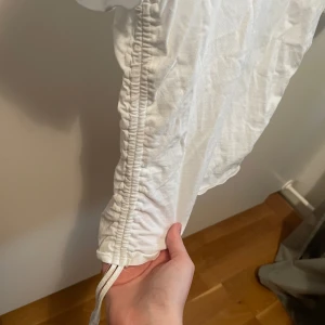 Tröja - Snygg tröja ifrån zara med band på sidoena som man kan dra upp och knyta så tröjan blir lite scrunchad💕