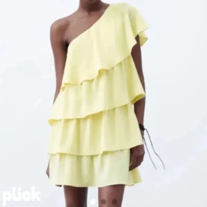 Gul zara klänning - Säljer denna gula zaraklänningen i storlek s. Kom med bud💕 bra skick! Kan sälja för 800 +