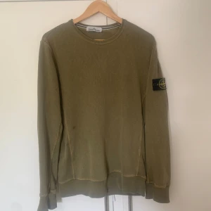 Stone Island tröja - Tjena, Säljer nu denna mycket fina tröjan från det populära varumärket Stone island. Köptes runt 2017 och kommer inte till så mycket användning. Tar emot byten och pris är inte hugget i sten😊😊
