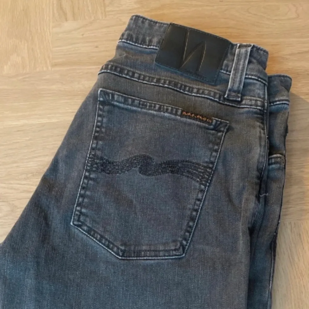 Ett par fräscha nudie jeans i modellen skinny lin, worn black. De är inte använda mycket, storleken är 32/30 men sitter mer som 30/30. Skriv vid funderingar!. Jeans & Byxor.