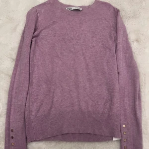 Tröja  - Tröjan är från zara med fina guld detaljer.