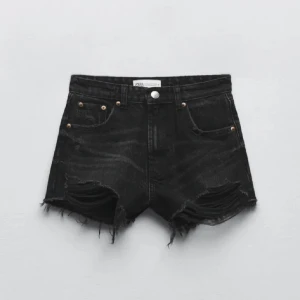 Zara jeansshorts  - Jättefina shorts från zara💖 aldrig använda