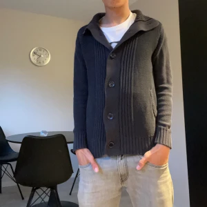 Stickad Cardigan  - Clean stickad cardigan från Top Secret. Riktig skön Storlek M men sitter liter mer som S hör av dig om du har några frågor eller funderingar! Pris kan diskuteras vid snabb affär!🤩🤝