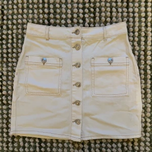 White denim skirt  - Vit minikjol från Pull & Bear. Str S 