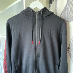 Hugo Boss Zip Hoodie - Inköpspris: 1200 kr Säljer då den i stort sett aldrig kommit till användning 