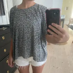 Grå t-shirt med leopardmönster, fin passform i ett material perfekt för sommaren