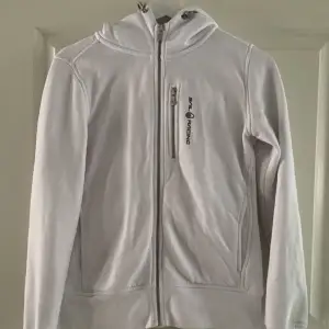 Säljer sail racing zip hoodie den är nästan helt oanvänd och är i väldigt bra kvalité pris kan diskuteras vid snabb affär 