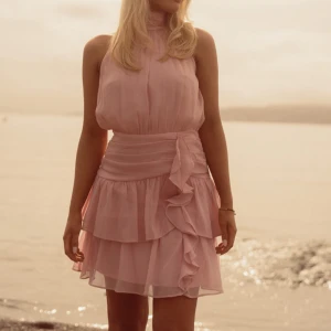 Rosa klänning  - Säljer den här skit snygga klänningen som är helt ny med prislappen på från feeling friday. Säljer då den inte satt som jag önskade. Passar perfekt nu till sommaren💕💕💕