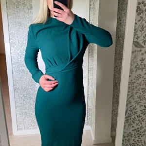 Grön klänning - Grön, tajt klänning som är helt oanvänd med lapp kvar. Köpt på asos för ett år sedan för 700 kr. Tycker den är så snygg men blir tyvärr inte av att jag använder den! Passar perfekt som julklänning men kan användas året runt. 