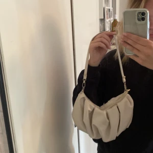 Väska  - En supersnygg beige/vit väska i ”skinn” liknande material som är oanvänd 