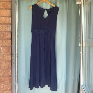 Klänning  - Marinblå klänning använd ett par gånger  100%viskos