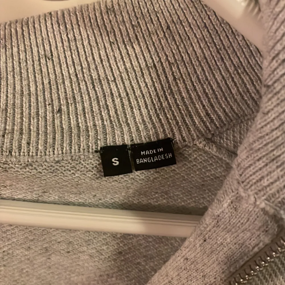 Säljer denna riktigt fina zipup tröjan från märket Jack & Jones. Nypris på tröjan är ungefär 600 kr och mitt pris är 249. Den är i fantastiskt skick och passar perfekt på en sommarkväll. Tröjan är i storlek S men passar även storlek M!☺️. Hoodies.