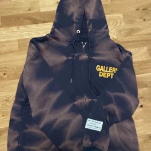 Gallery Dept Distressed Zip Sweater - Pris kan diskuteras vid snabb och smidig affär 🤝 Passformen är oversized FYI