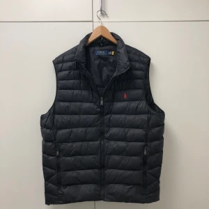 Ralph lauren väst - Ralph lauren väst i 9/10 skick! Västen är i färgen svart.  Skriv om du har frågor! ❗️BILLIGASTE VÄSTEN PÅ PLICK ❗️