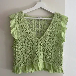 Grön tröja/väst - Grön fin  tröja/väst från Zara. Superfin nu till sommaren. Stlrk S! 