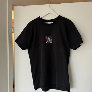 Supreme t-shirt - Supreme t-shirt  Supreme tee Cyber tee SS17  Storlek L. Jag är 180cm 73kg. Så den passar mer som en M tycker jag.  Lite urtvättad och trycket på bröstet är lite sprucket, se bilderna.