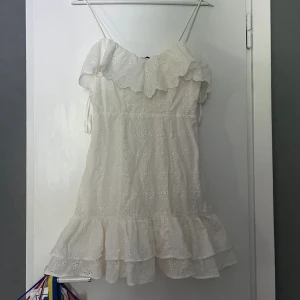 Zara klänning  - Säljer denna fina klänning som jag inte har använt på flera år då den är för liten för mig! Endast använd en gång! Finns inte att köpa längre… prefekt till sommaren😍
