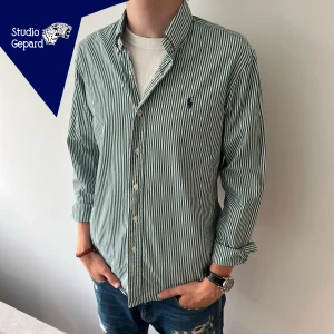 RALPH LAUREN SKJORTA - Go Ralph lauren skjorta | Färg: Grön och vit | Stl: S | Skick 9/10 | Modellen är 182 cm | Nypris 1499kr - Vårt pris 399 | Hör av dig om du undrar någonting!