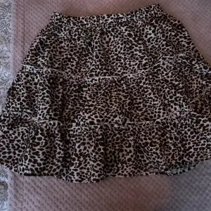Fin leopard kjol, perfekt till sommaren😍 fint skick, knappt använd, inga fläckar inget. bara legat i garberoben ett bra tag nu! köpt för 180kr!