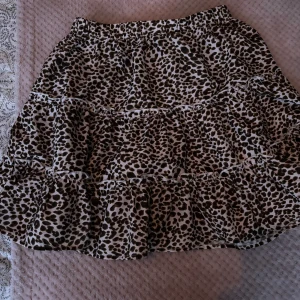 kjol  - Fin leopard kjol, perfekt till sommaren😍 fint skick, knappt använd, inga fläckar inget. bara legat i garberoben ett bra tag nu! köpt för 180kr!
