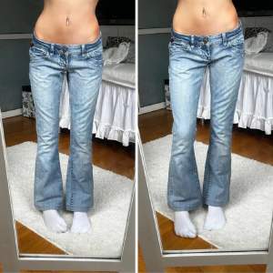 Säljer ett par jätte fina jeans som är lågmidjade och bootcat!! Älskar dom men får inte ens på mig dom över höften (därför har jag inga egna bilder) köpta på plick!!